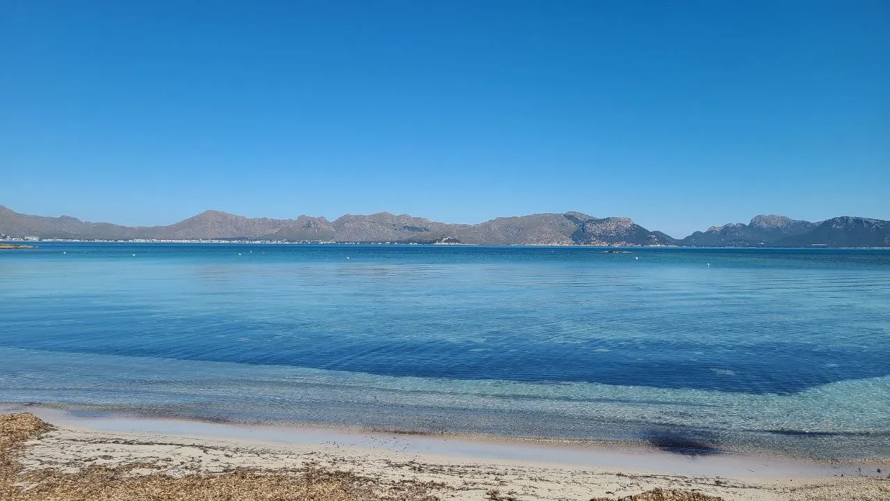 Türkis-blaues Wasser in der Bucht – Alcúdia