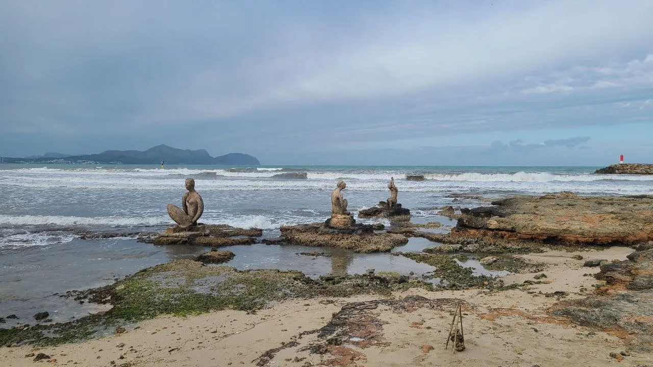 Steinfiguren von Joan Bennàssar am Strand – Can Picafort