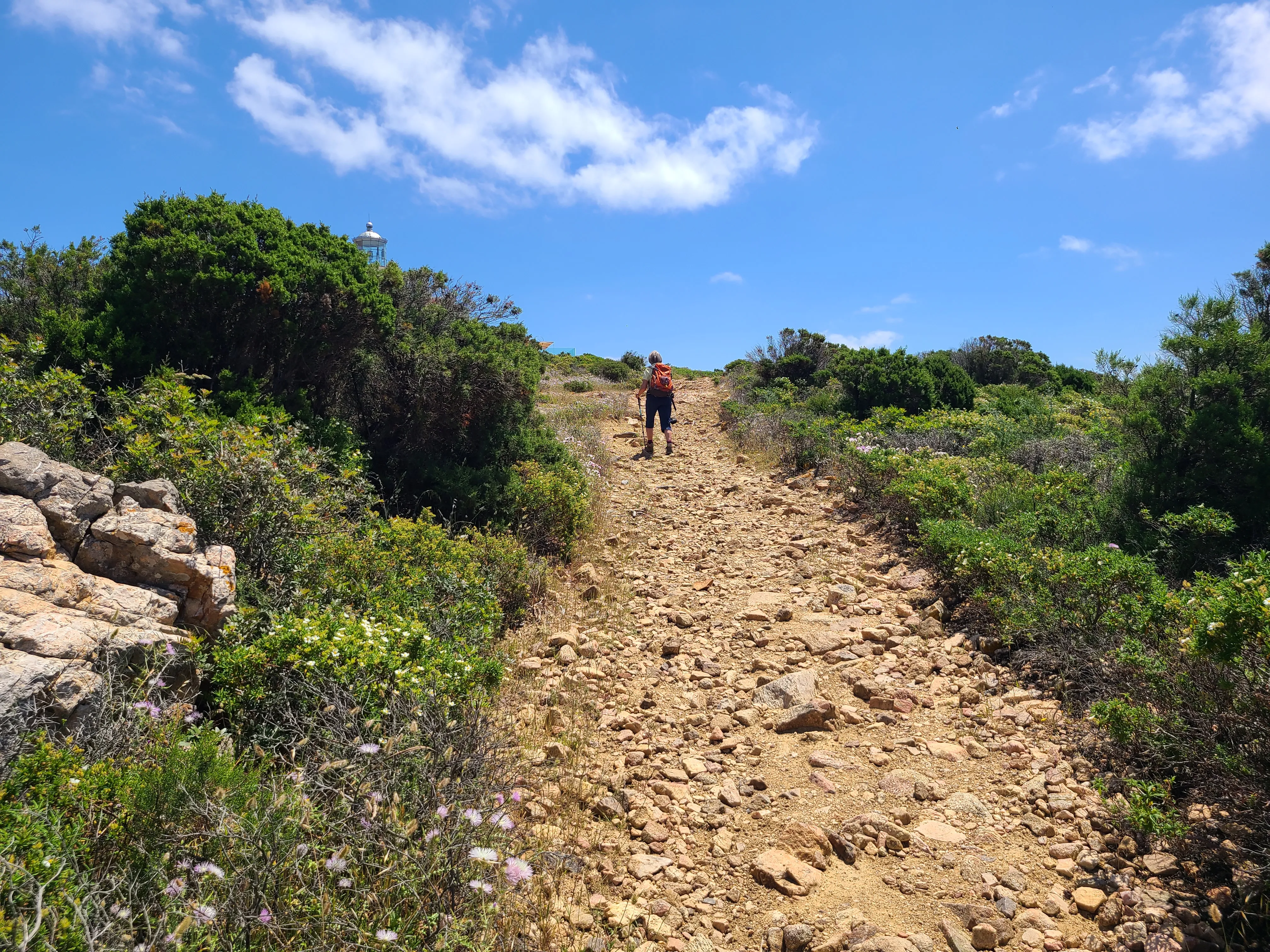 Anstrengender Aufstieg über gerölligen Untergrund – Sardinien