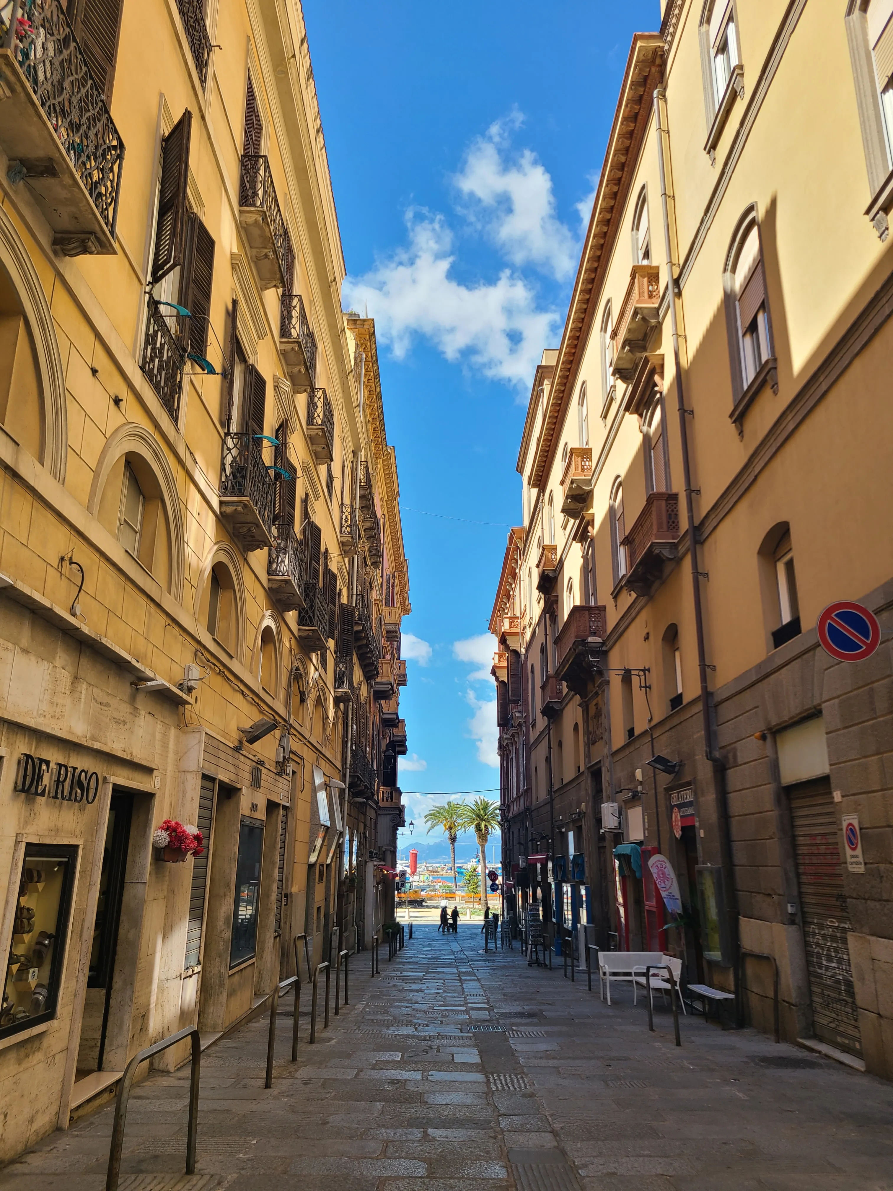 Blick durch schattige Gassen auf den Hafen von Cagliari – Sardinien