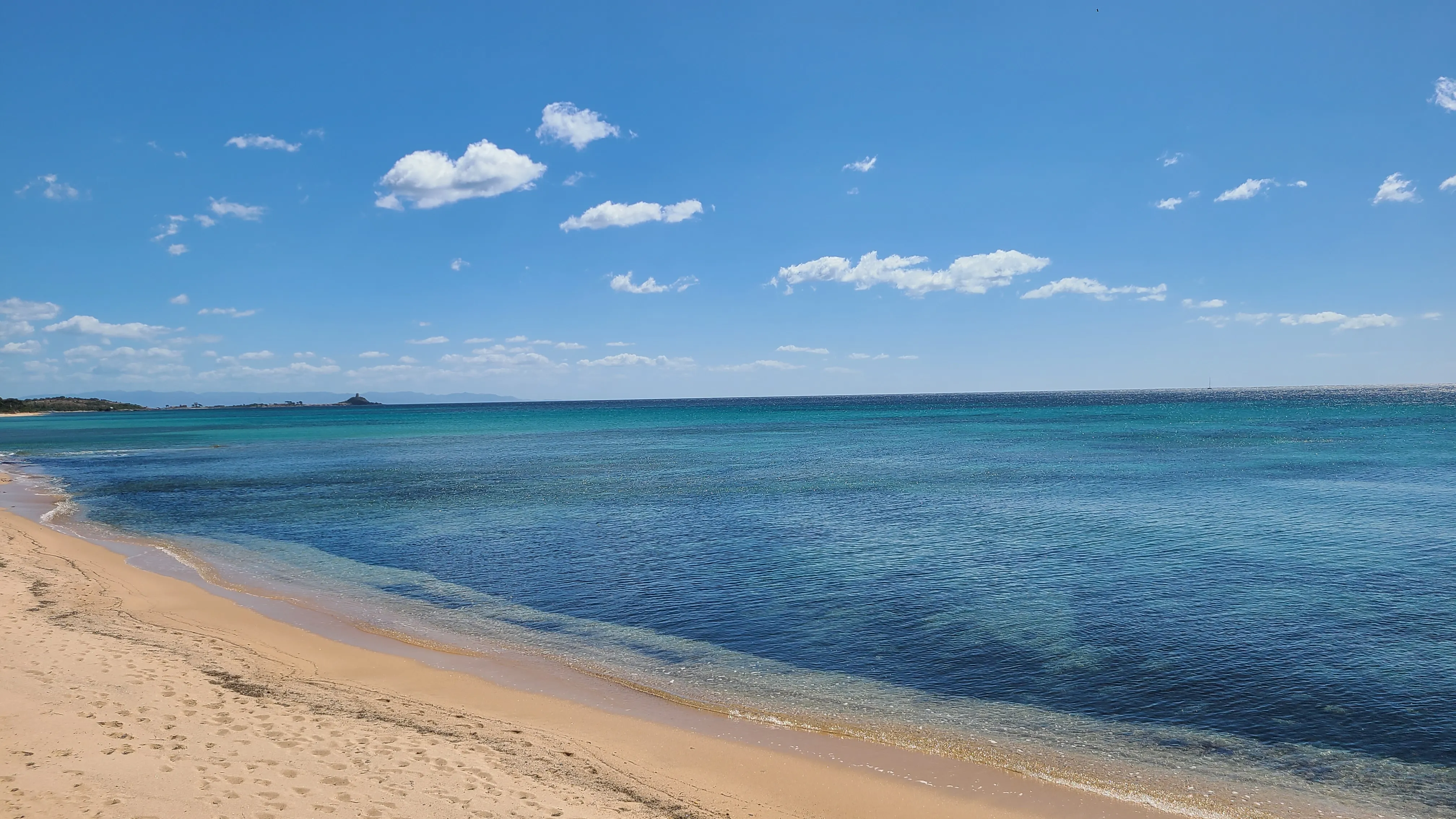 Endloser herrlicher Sandstrand an unserer Hotelanlage – Sardinien