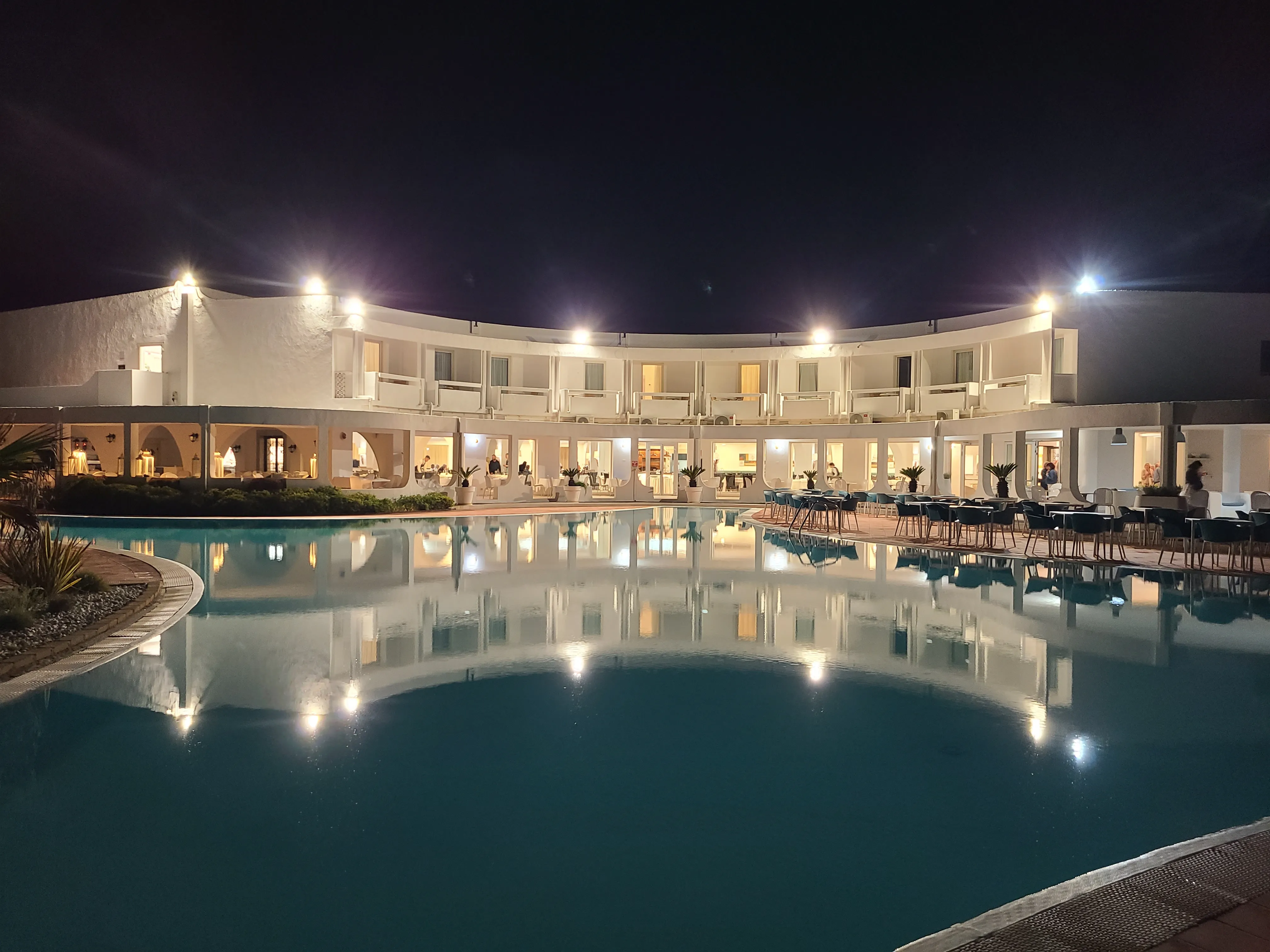 Hauptgebäude unserer weitläufigen Hotelanlage – Sardinien