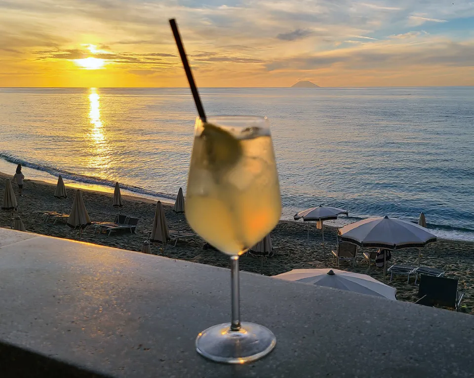 Abendstimmung mit Blick auf den Stromboli – Tropea