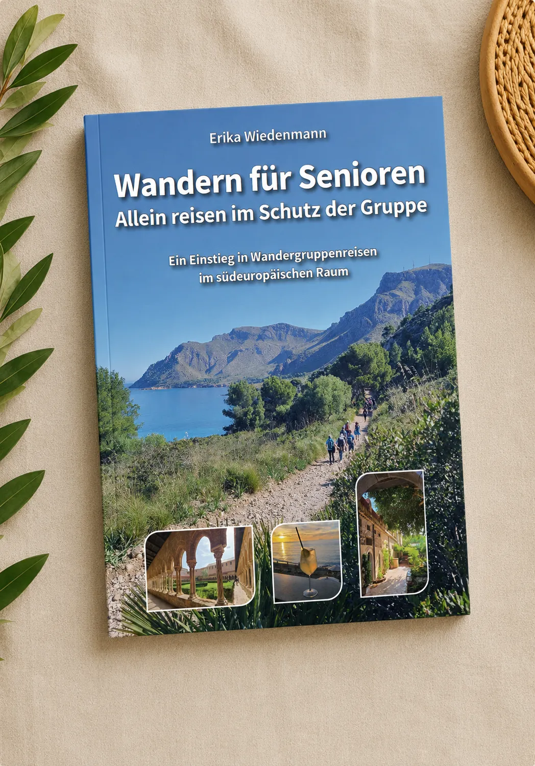 Das Buch Wandern für Senioren auf einem hellen Tisch