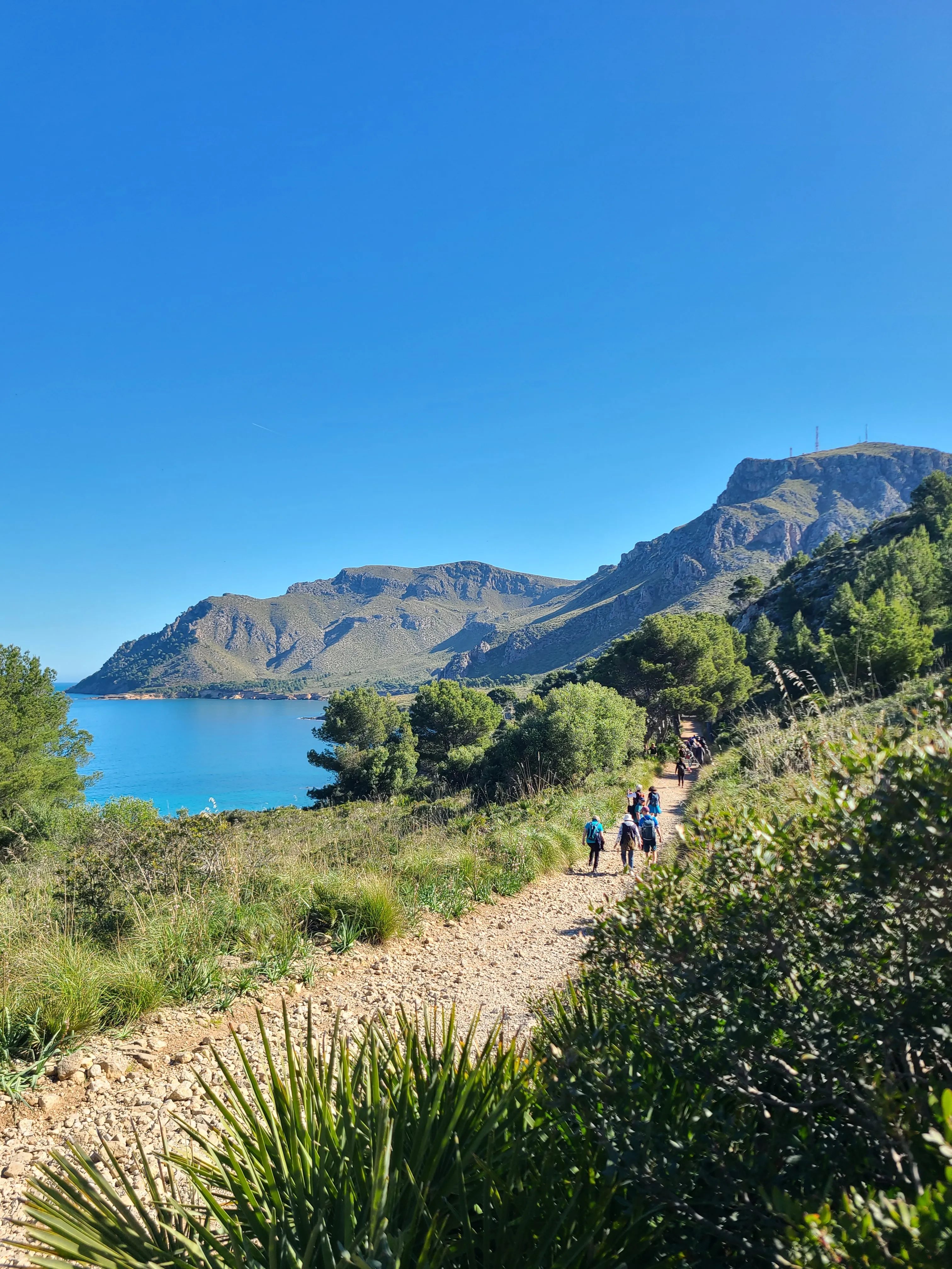 Küstenwanderung mit Blick auf Meer und Berge