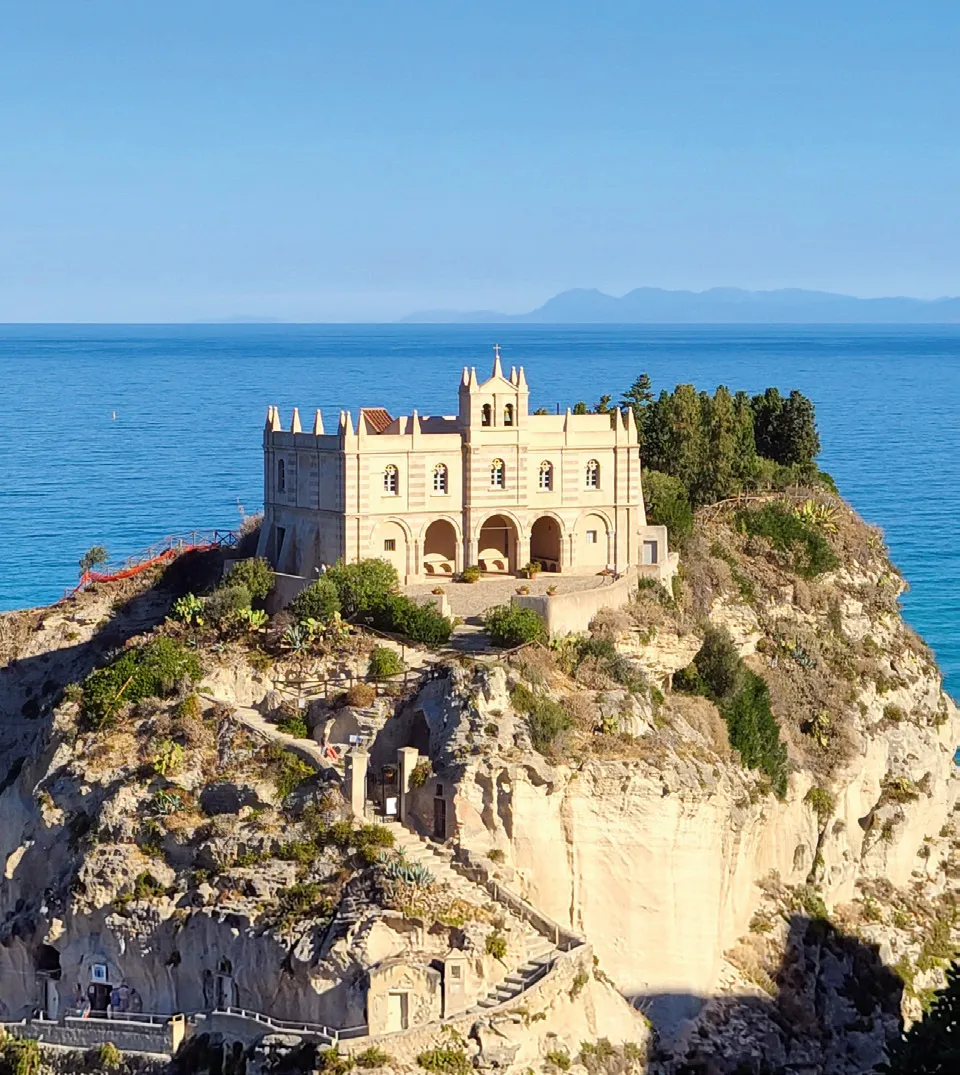 Felsenkirche und Küste bei Tropea