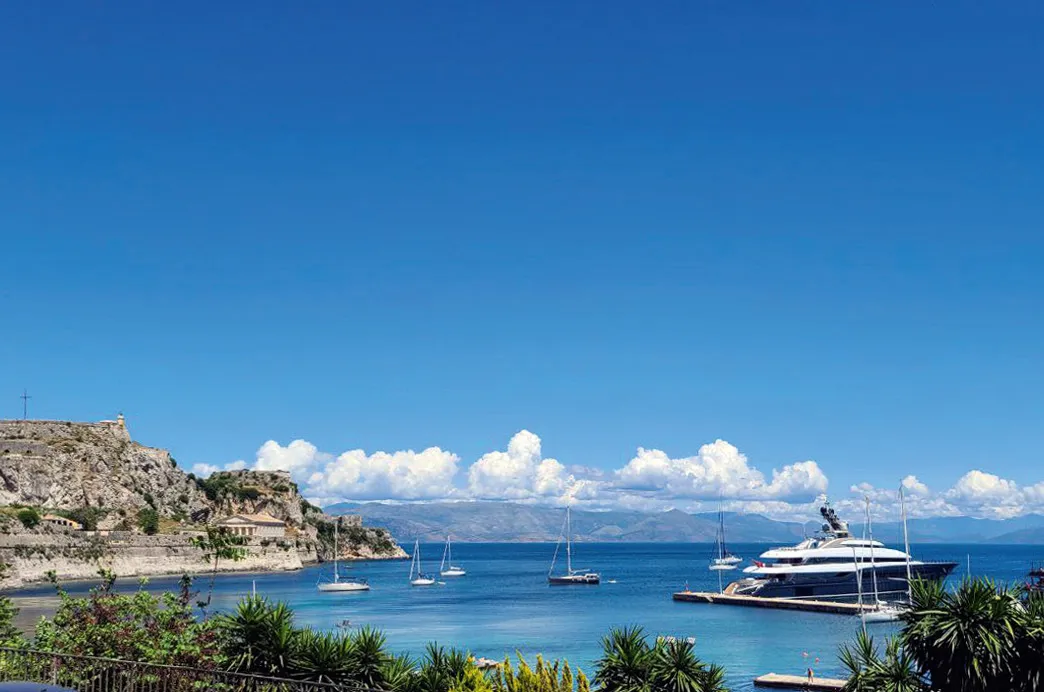 Bucht mit türkisem Wasser auf Korfu