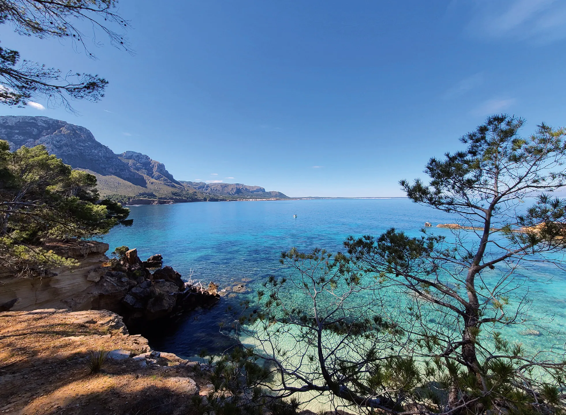 Felsige Küste und blaues Wasser auf Mallorca
