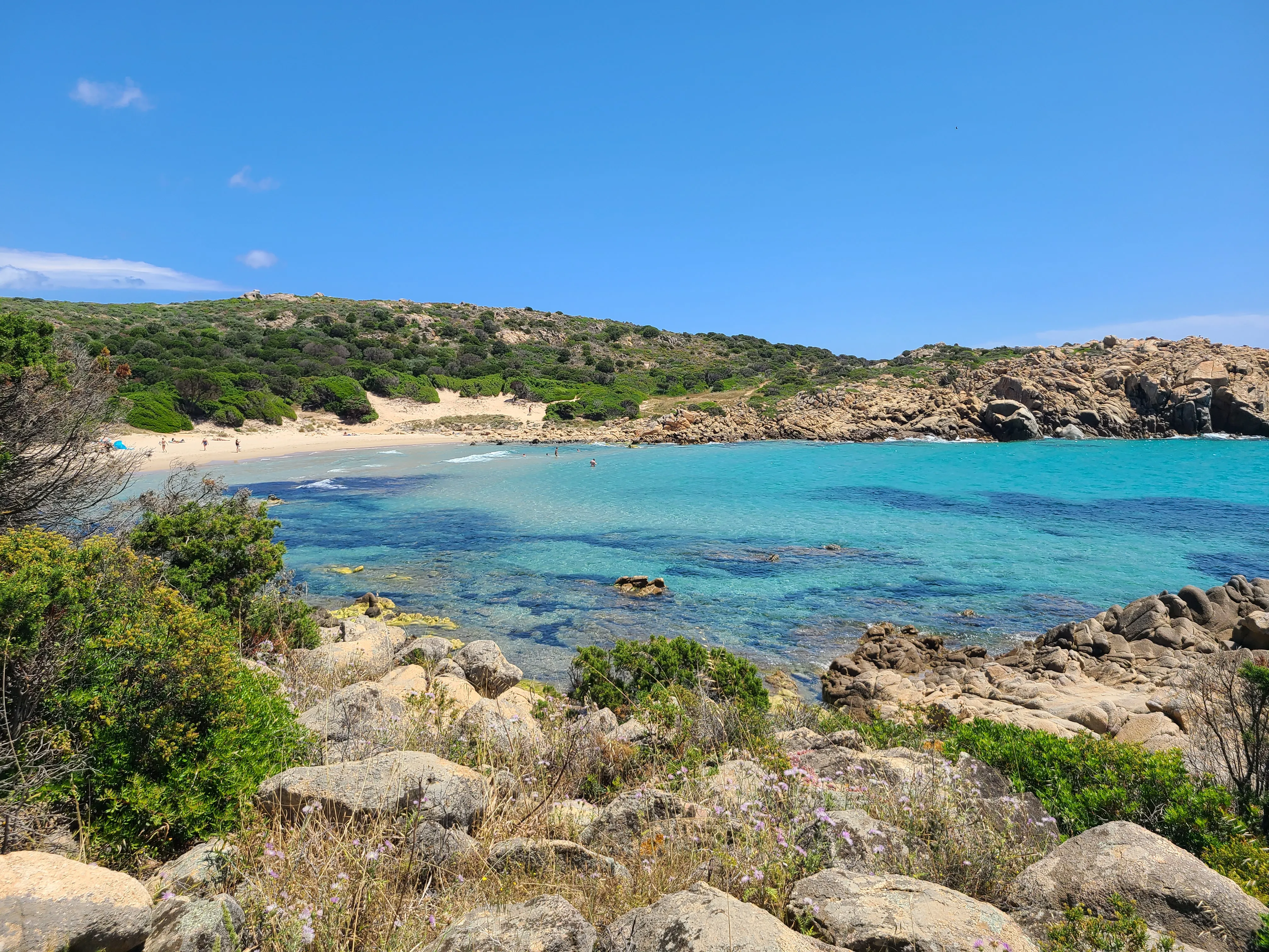 Türkisfarbene Bucht mit Felsen und Strand auf Sardinien